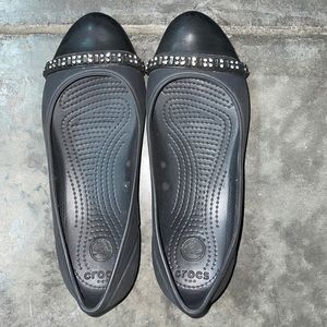 Size 6W crocs flats
